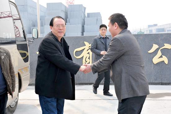 濮陽(yáng)市住建局、墻改辦等領(lǐng)導(dǎo)一行蒞臨我司視察1   2012年3月21日濮陽(yáng)市住建局、墻改辦等領(lǐng)導(dǎo)一行蒞臨我司視察